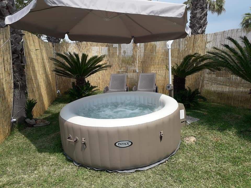 Spa inflável em jardim durante o dia