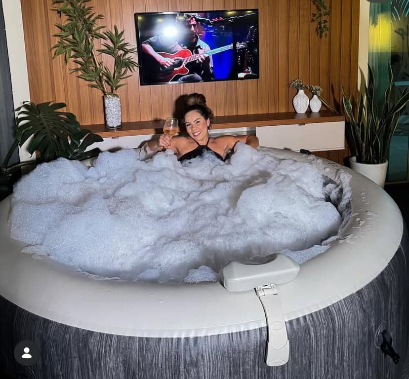 Pessoas relaxando na hidromassagem